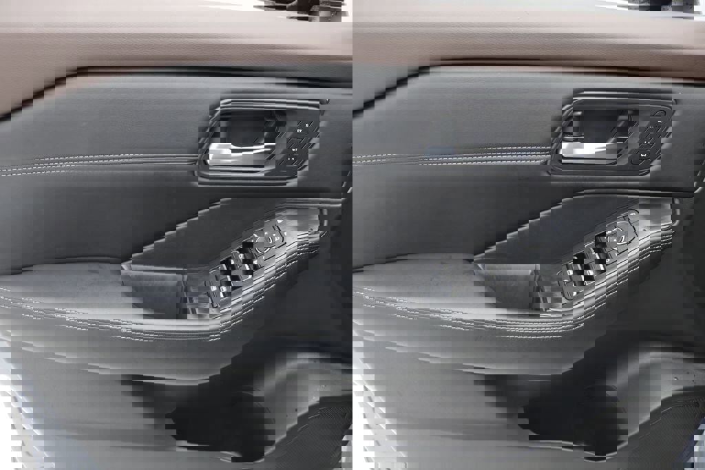 Used 2023 Nissan Rogue SL w/ SL Premium Package image 14