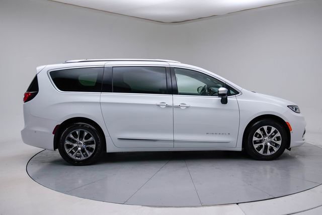 Used 2025 Chrysler Pacifica Pinnacle image 6