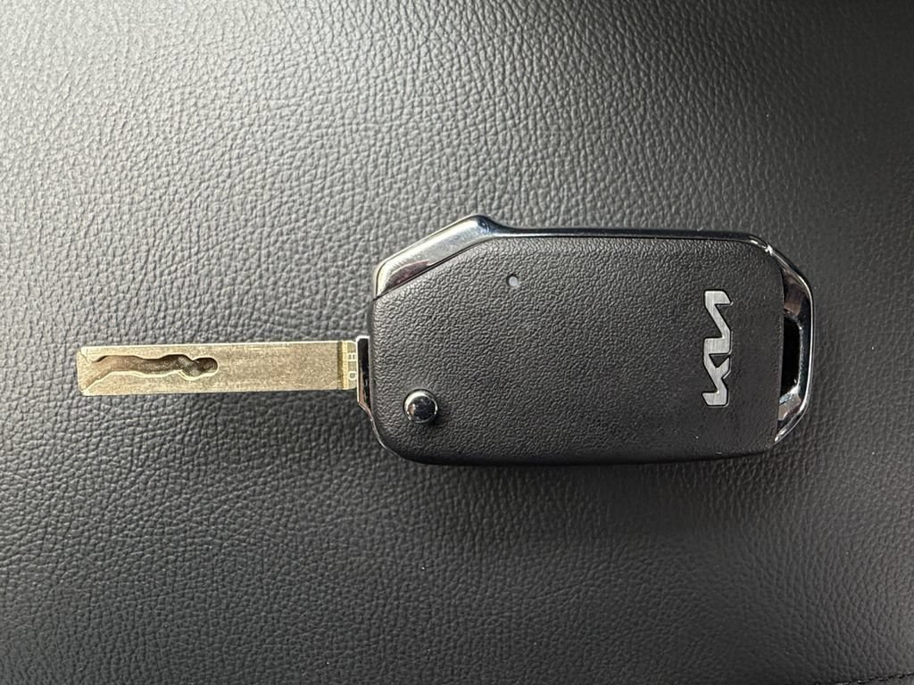 Used 2025 Kia Soul LX w/ LX Technology Package FWD image 33