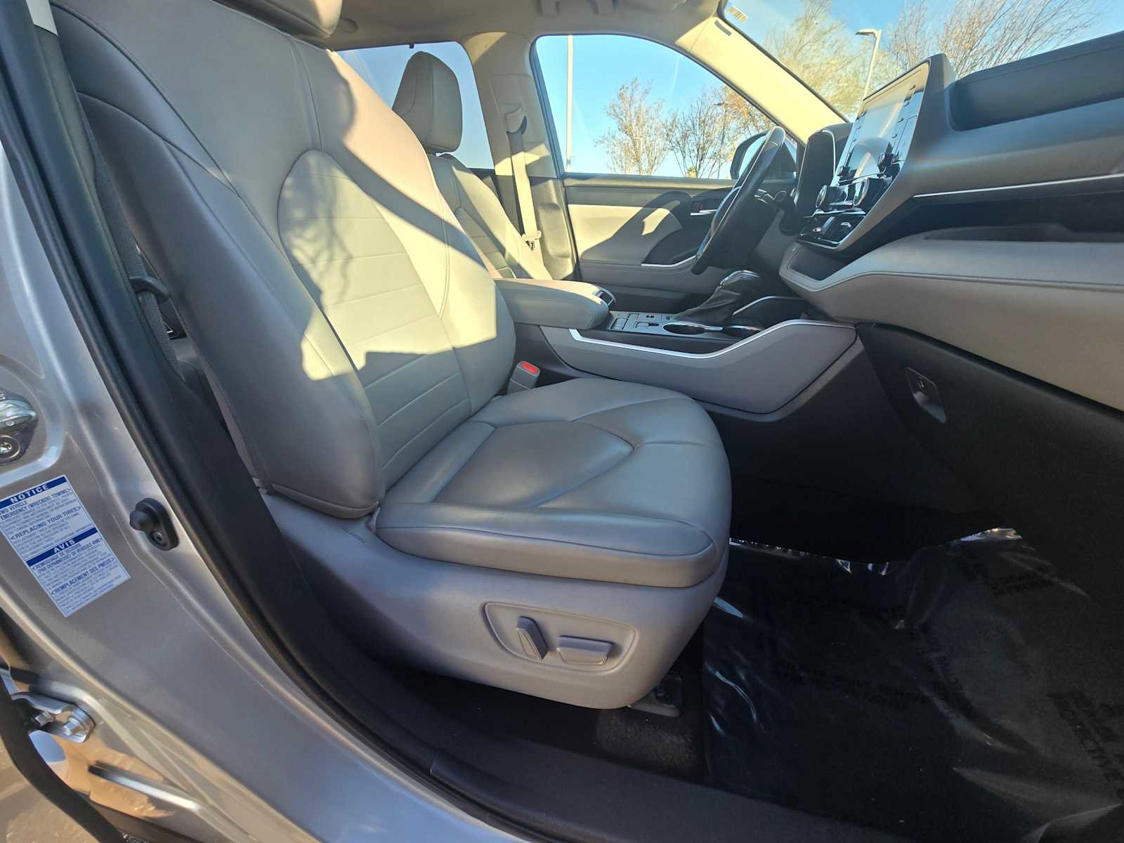 Used 2021 Toyota Highlander XLE image 11