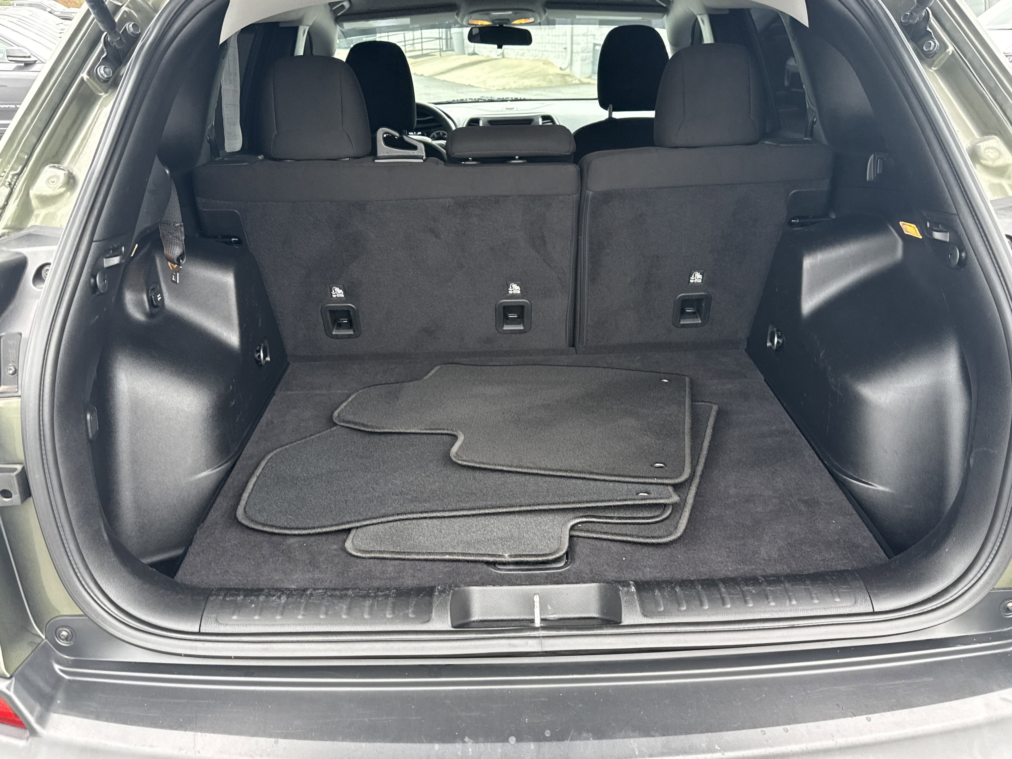 Used 2019 Jeep Cherokee Latitude w/ Popular Appearance Group image 22