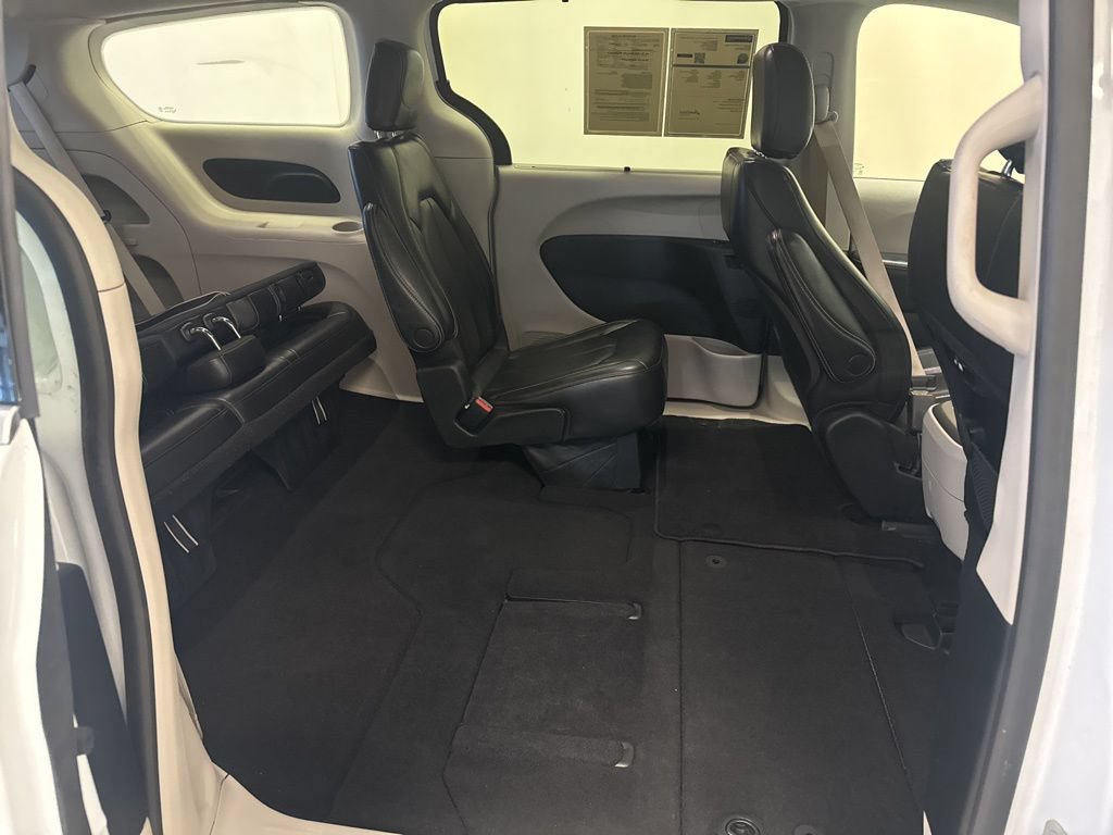 Used 2023 Chrysler Pacifica Touring-L FWD image 17