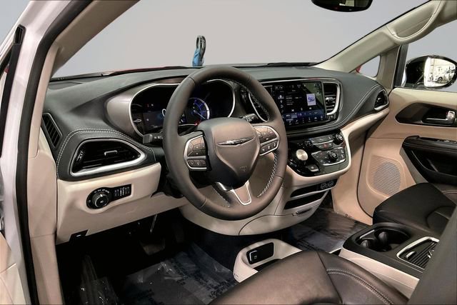 Used 2024 Chrysler Pacifica Limited FWD image 14