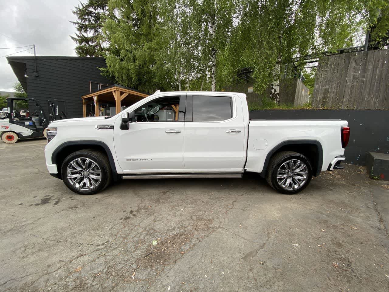 Used 2023 GMC Sierra 1500 Denali w/ Denali Reserve Package AWD/4WD image 3