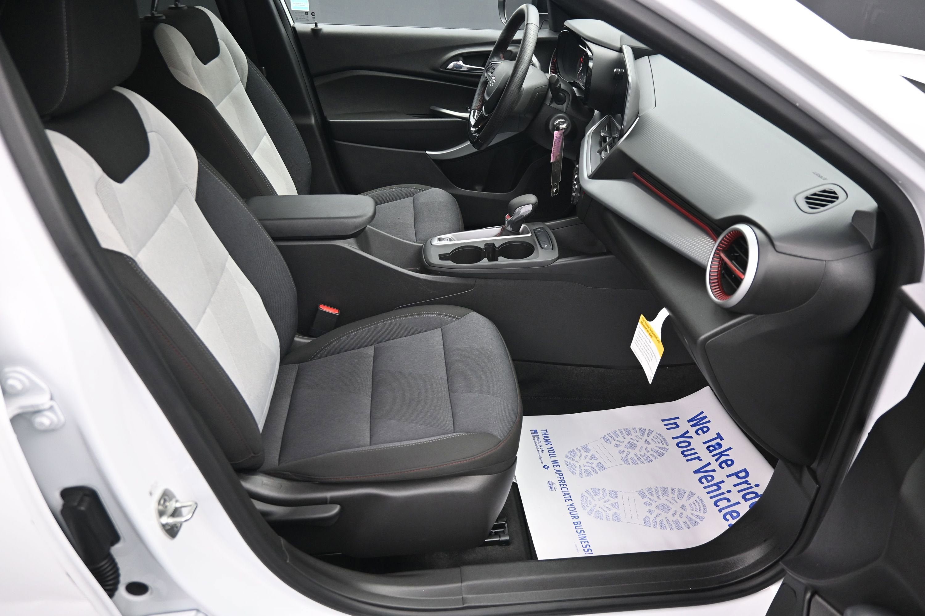 Used 2025 Chevrolet Trax RS w/ Sunroof Package FWD image 30