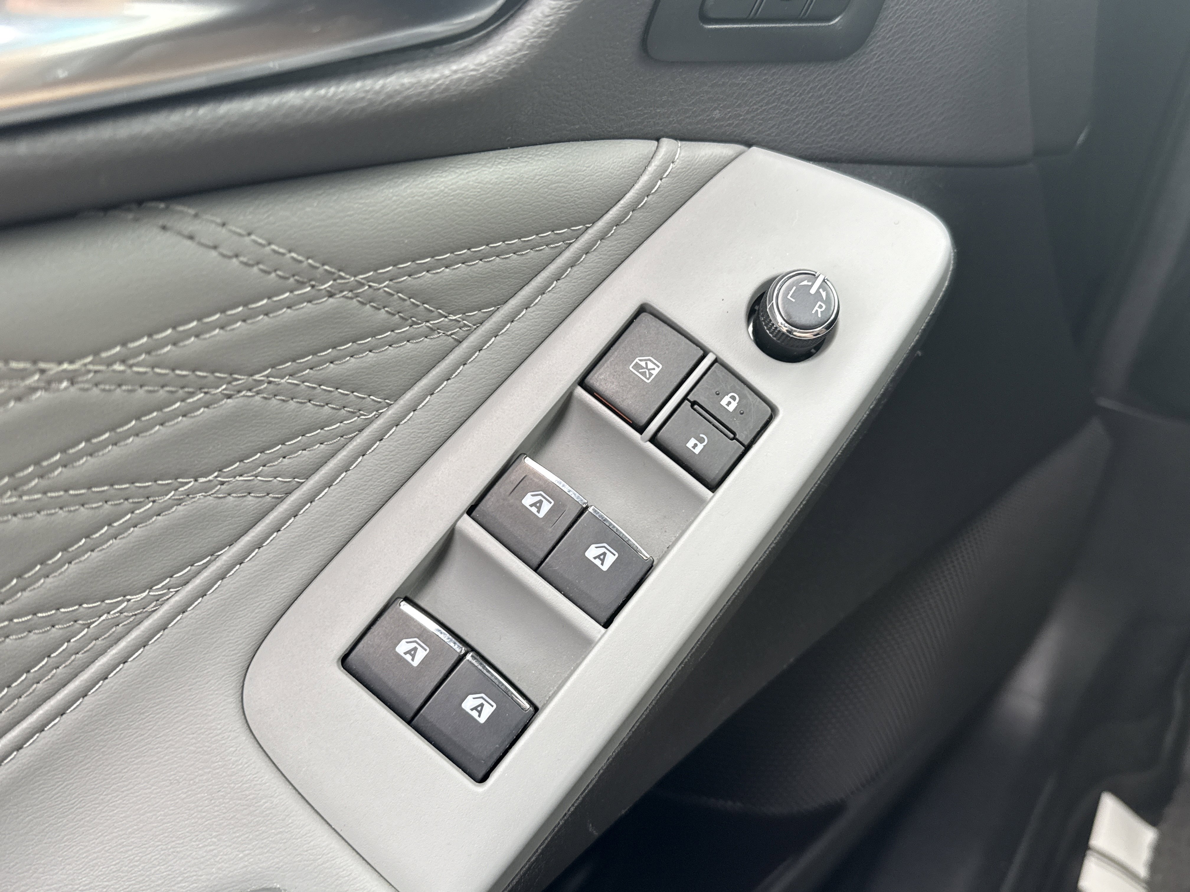 Used 2022 Toyota Avalon Limited image 13