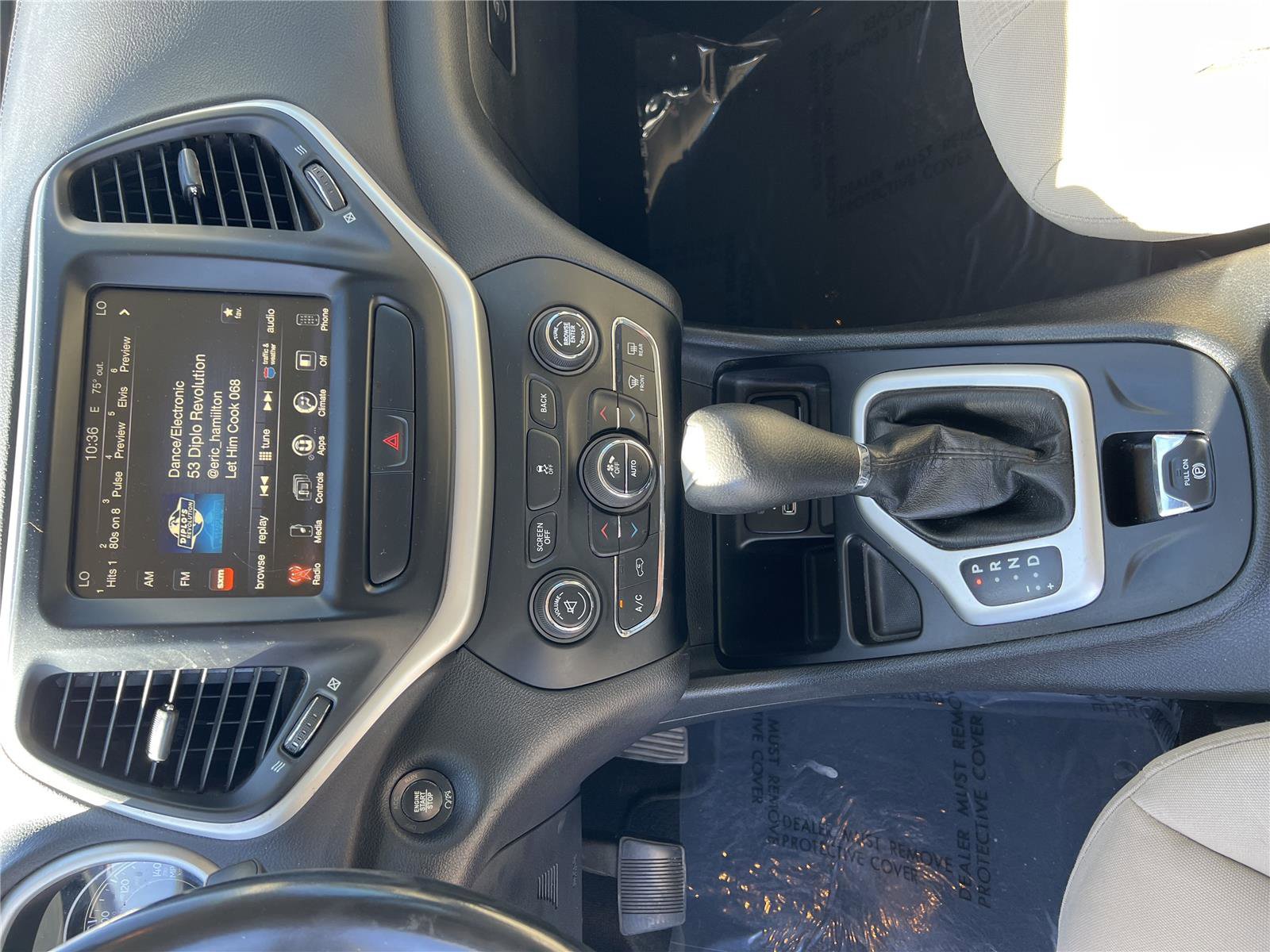 Used 2017 Jeep Cherokee Latitude w/ Comfort/Convenience Group image 13
