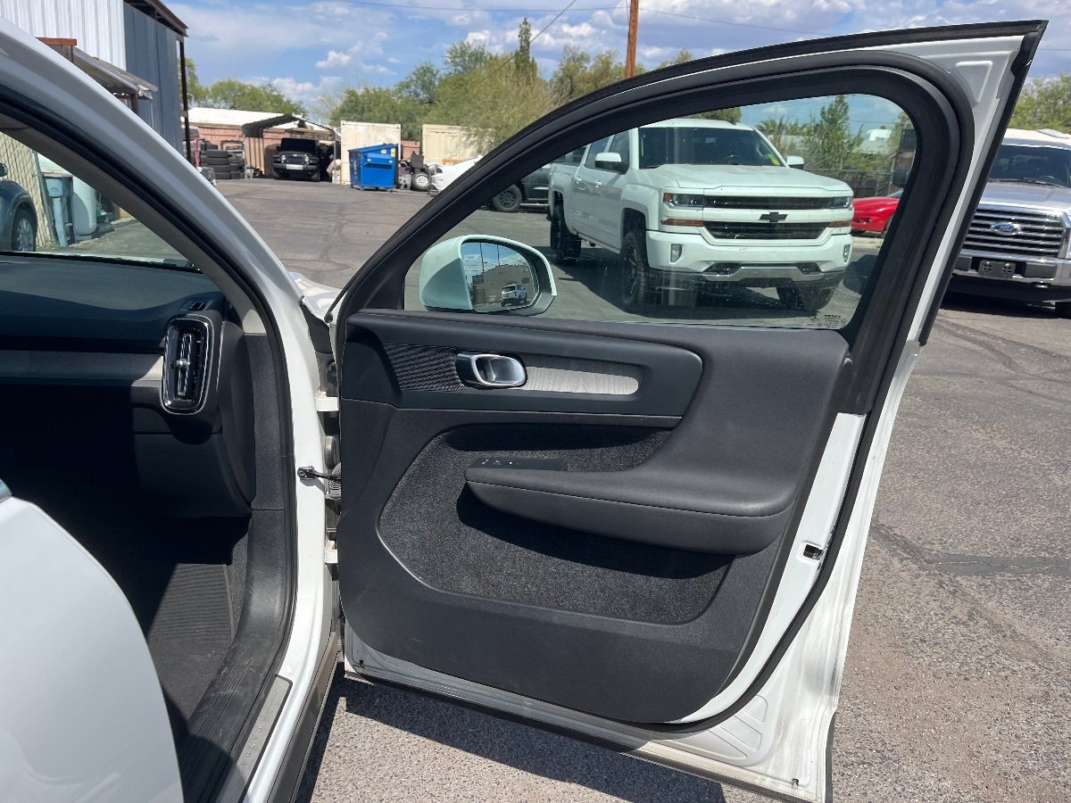 Used 2023 Volvo XC40 B5 Plus AWD/4WD image 18