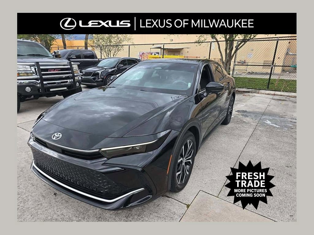 Used 2023 Toyota Crown XLE image 1