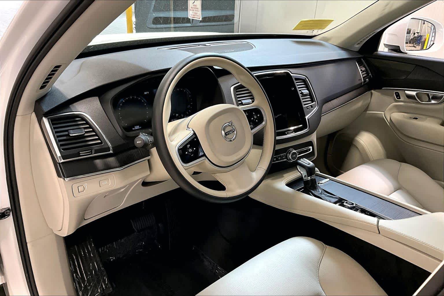 Used 2020 Volvo XC90 T6 Momentum w/ Protection Package AWD/4WD image 17