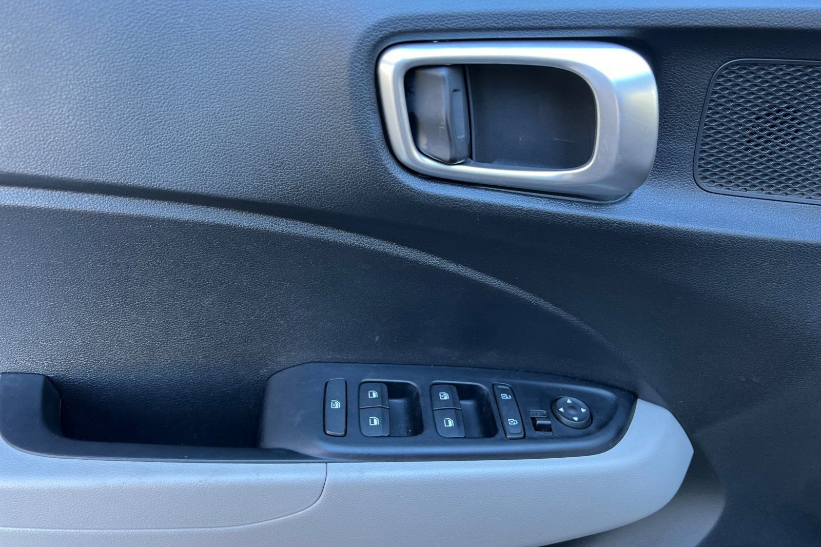 Certified 2025 Hyundai Venue SEL image 12