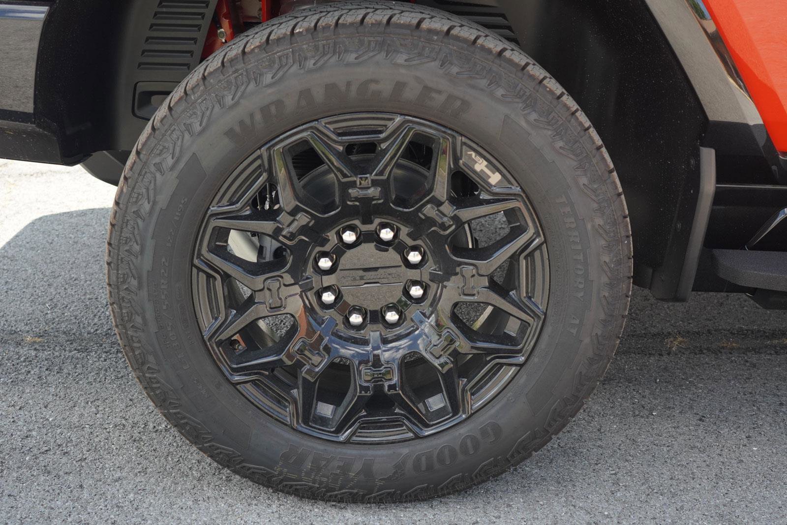 New 2025 GMC Hummer EV 2X w/ LPO, Dark Essentials Package image 13