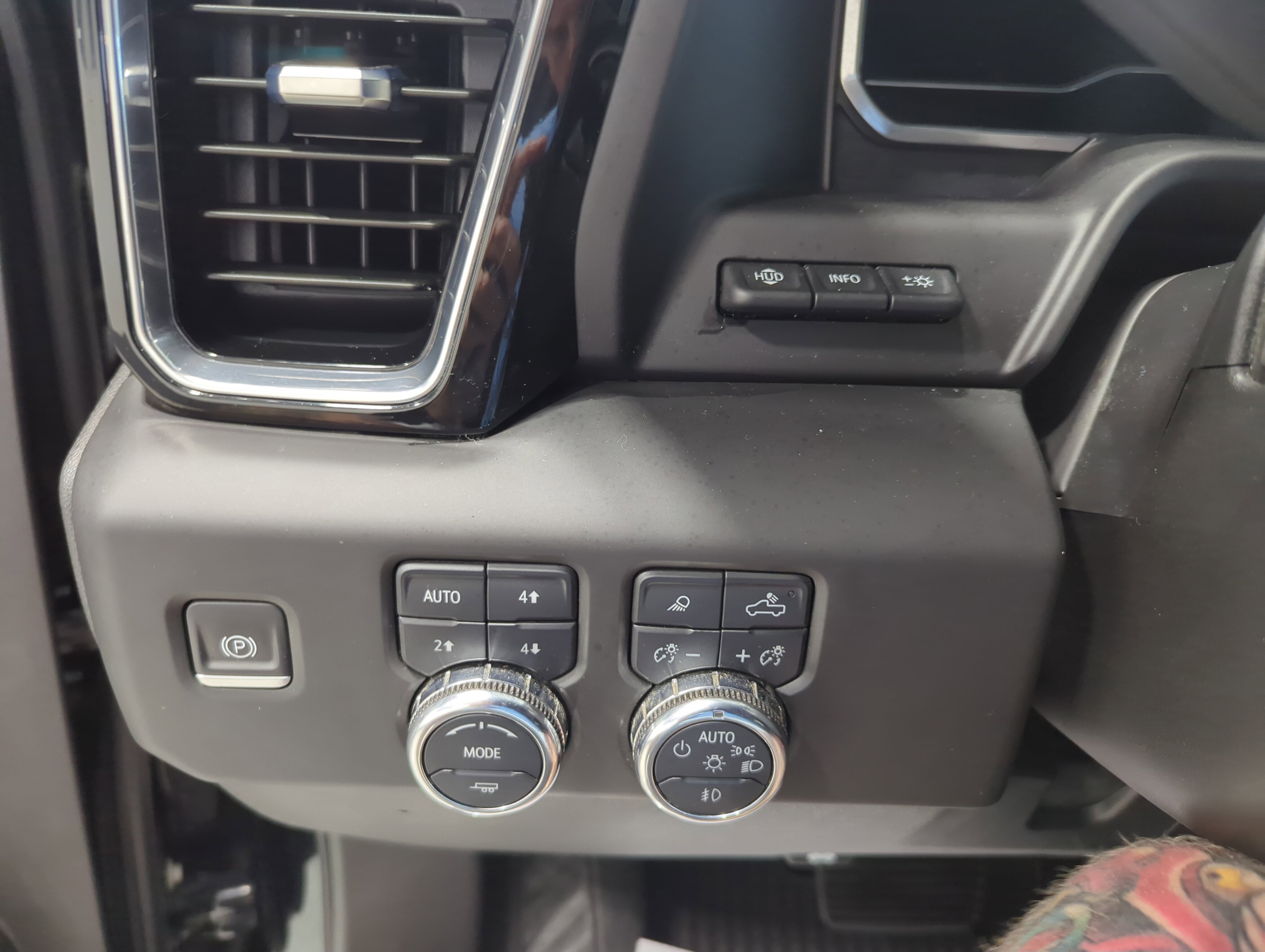 Used 2024 GMC Sierra 3500 Denali w/ Denali Reserve Package image 15