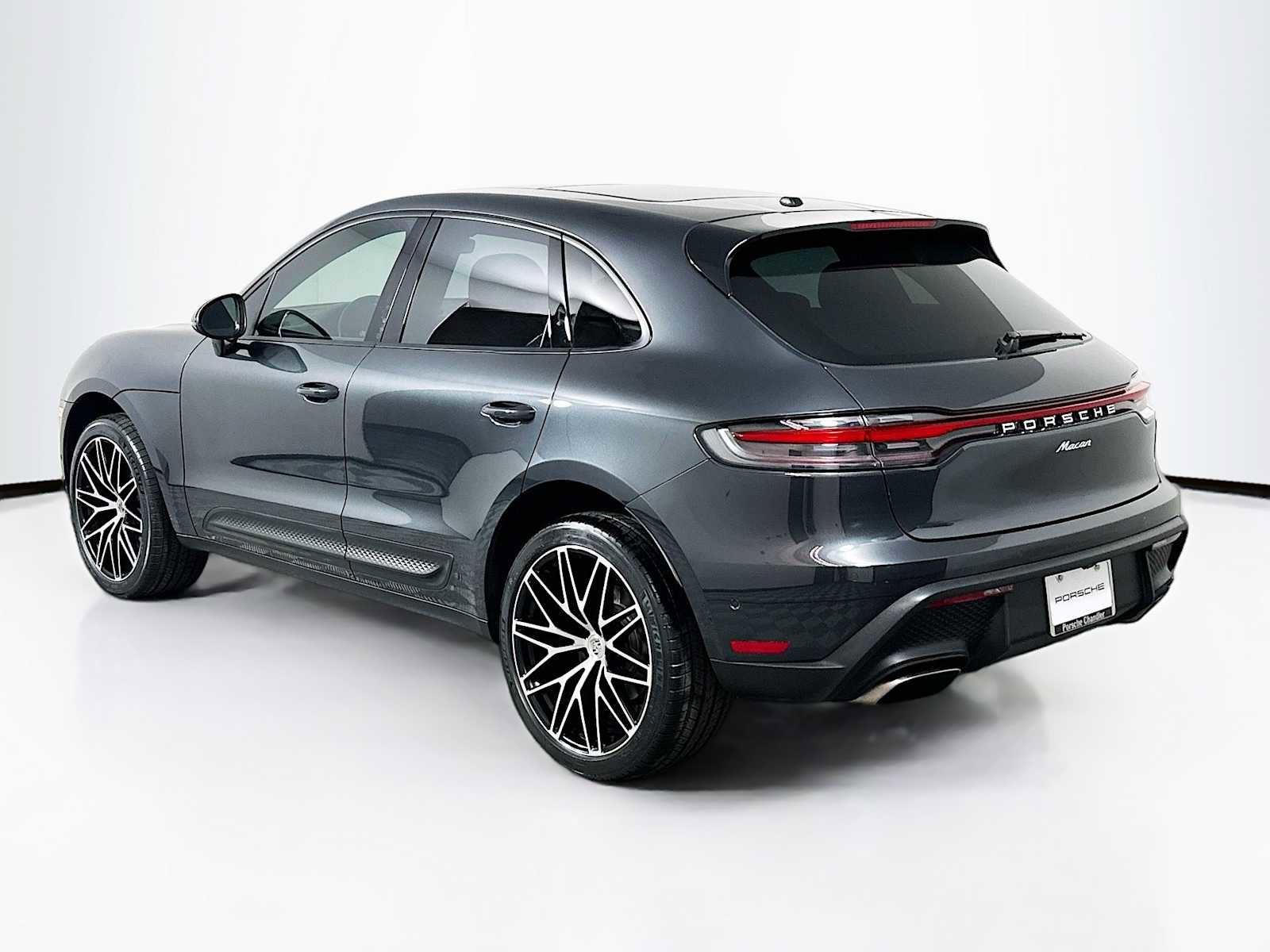 Certified 2022 Porsche Macan image 3