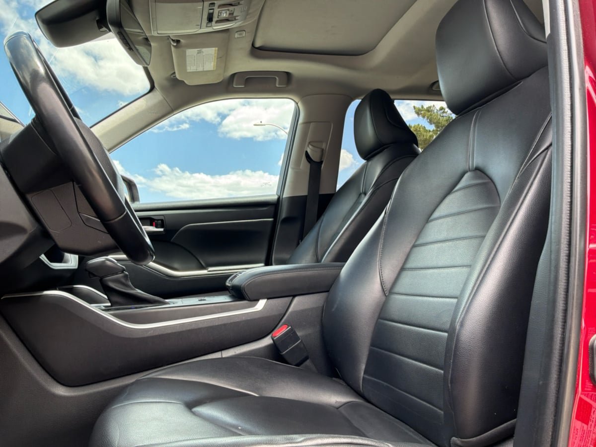 Used 2023 Toyota Highlander XLE FWD image 17