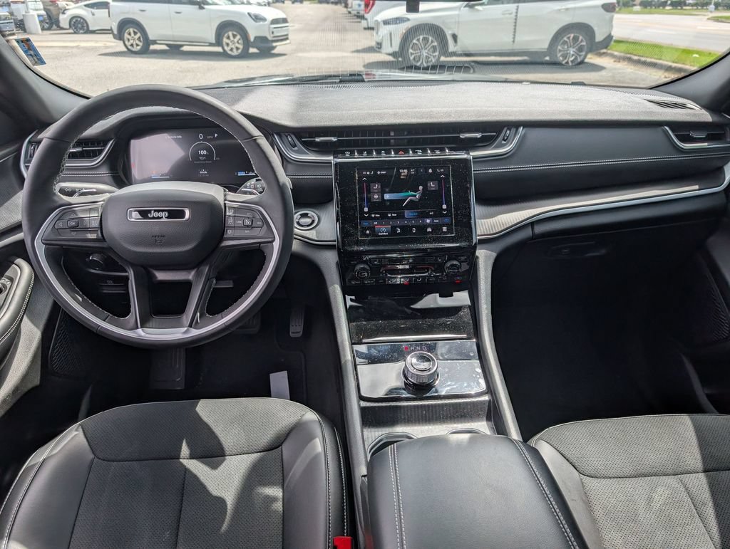 Used 2025 Jeep Grand Cherokee Altitude RWD image 27