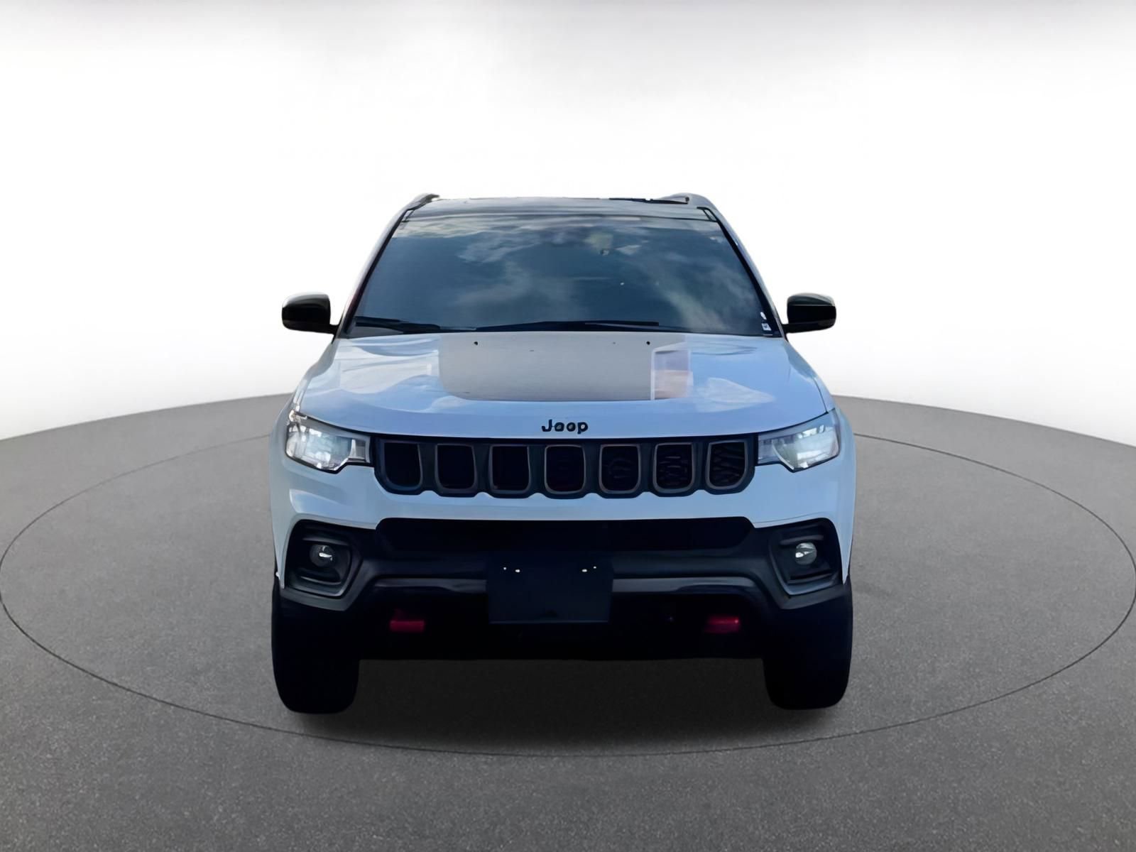 Used 2025 Jeep Compass Trailhawk image 3