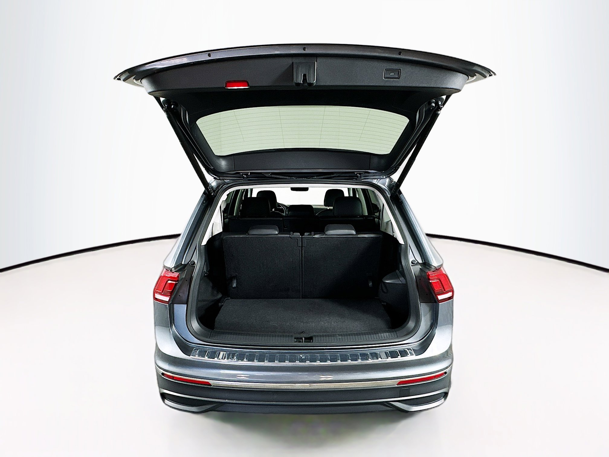 Used 2024 Volkswagen Tiguan Wolfsburg Edition image 28