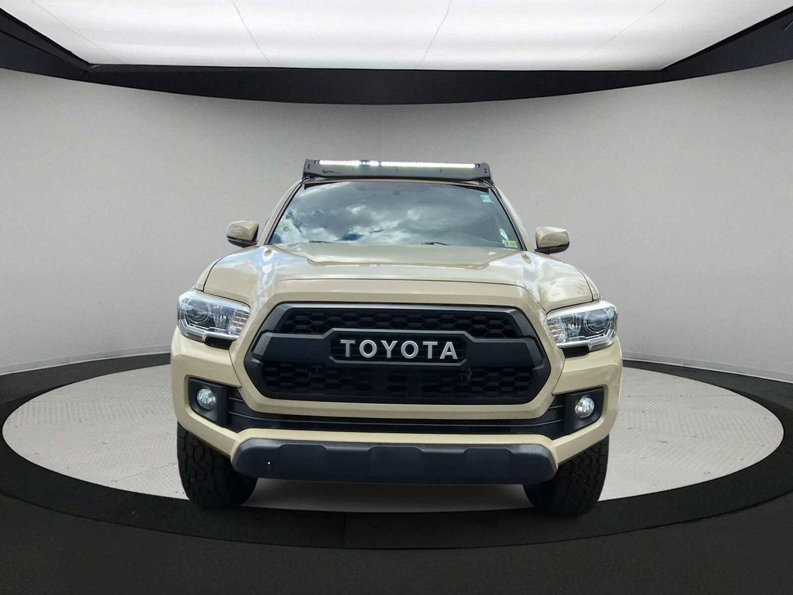 Used 2017 Toyota Tacoma TRD Off-Road w/ Tow Package AWD/4WD image 3