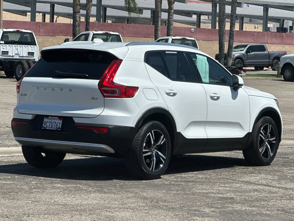 Used 2023 Volvo XC40 B4 Core w/ Convenience Package FWD image 3