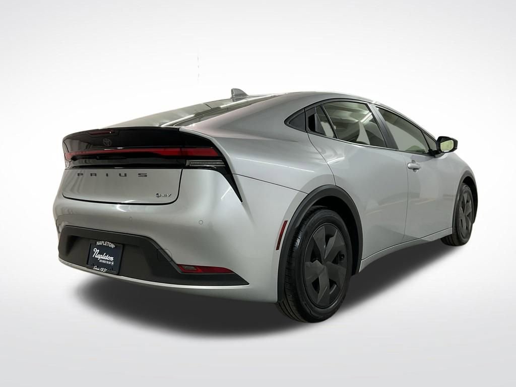 Used 2024 Toyota Prius LE FWD image 3