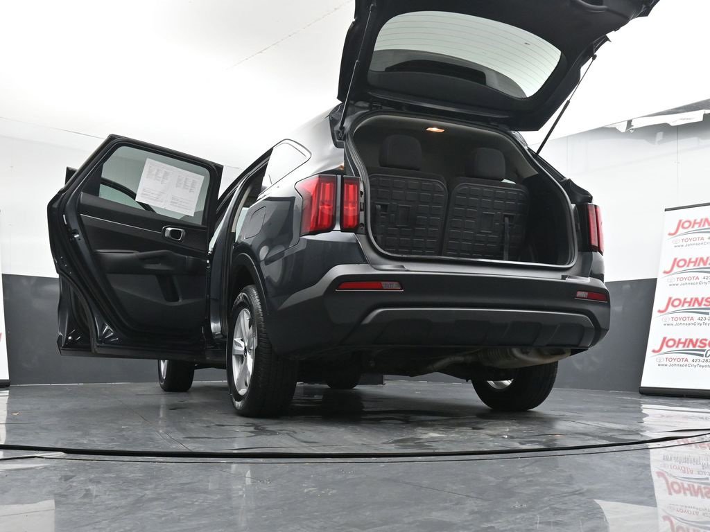 Used 2023 Kia Sorento LX image 47