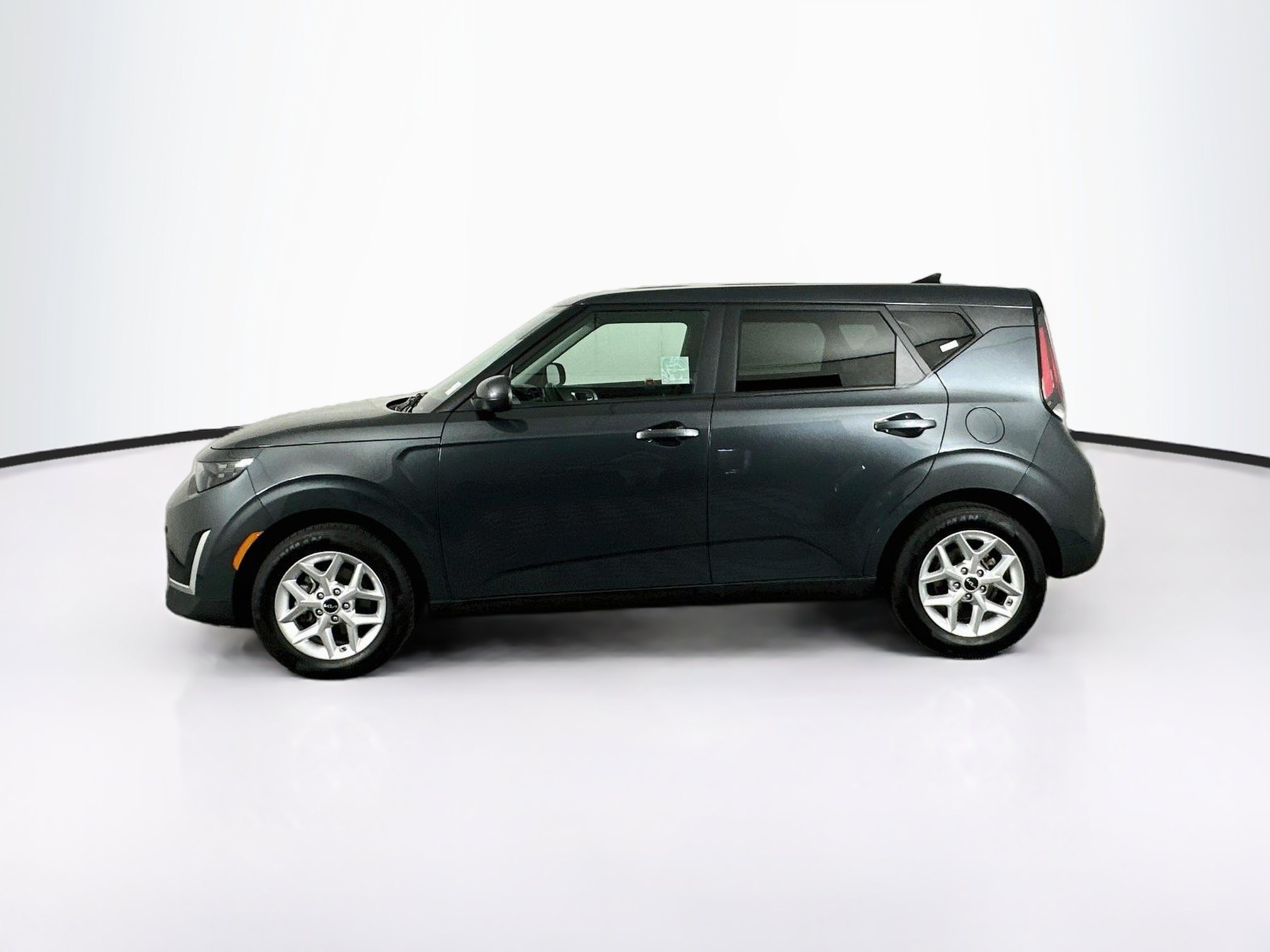 Used 2025 Kia Soul LX w/ LX Technology Package FWD image 4