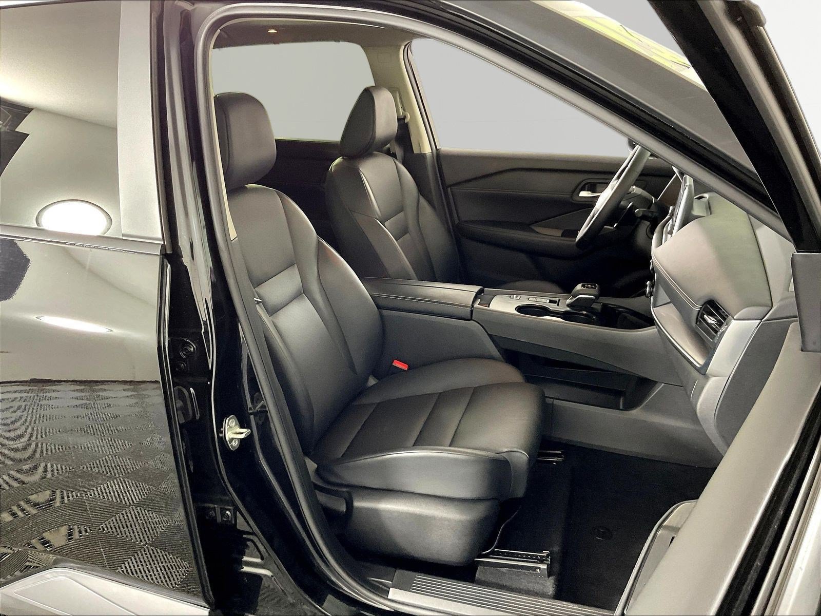 Used 2025 Nissan Rogue SV w/ SV Premium Package FWD image 29
