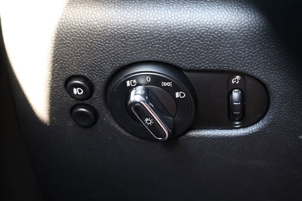 Used 2020 MINI Cooper SE w/ 6.5" Touchscreen Package image 22