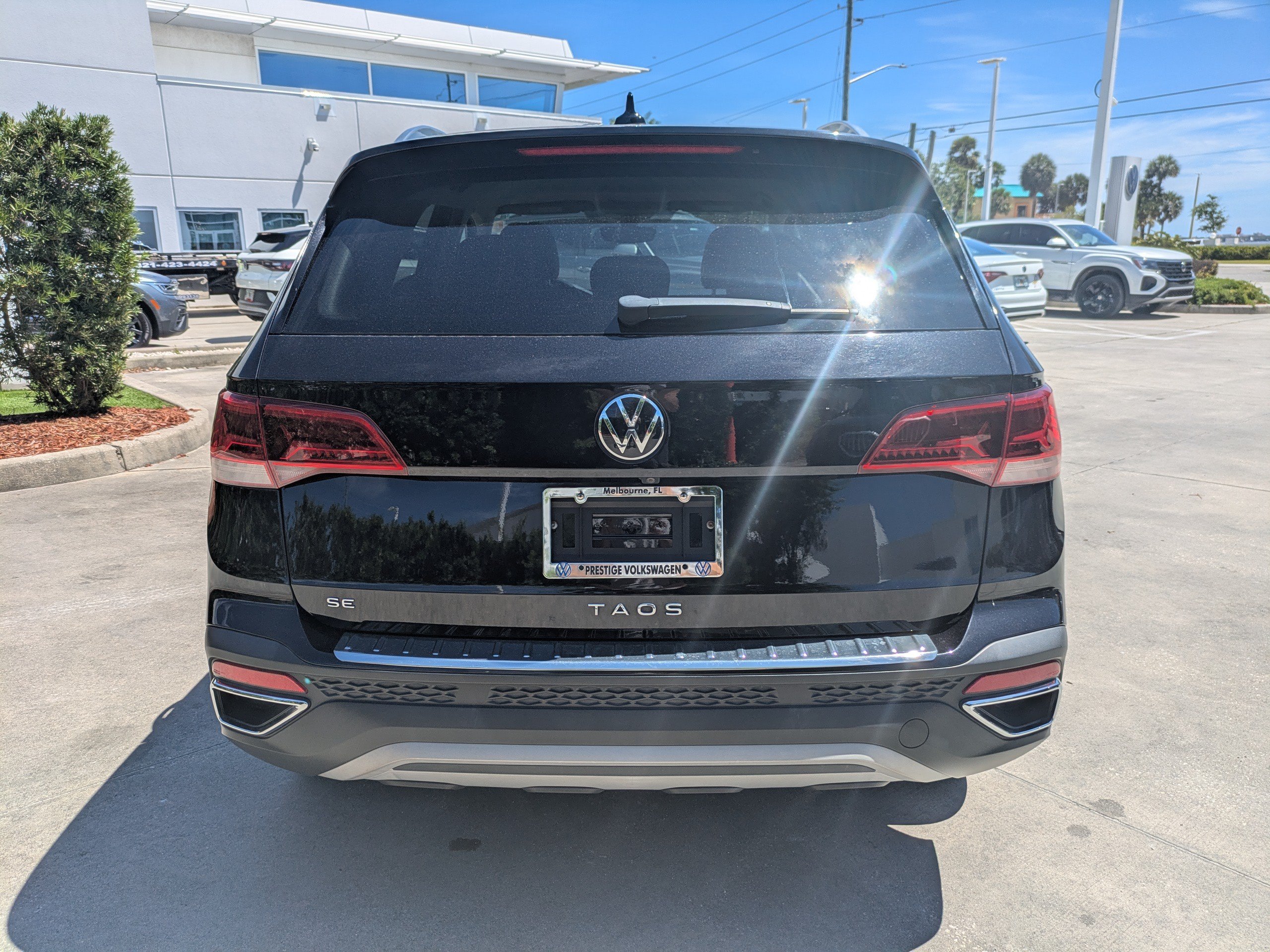 Certified 2023 Volkswagen Taos SE w/ Black Wheel Package FWD image 5
