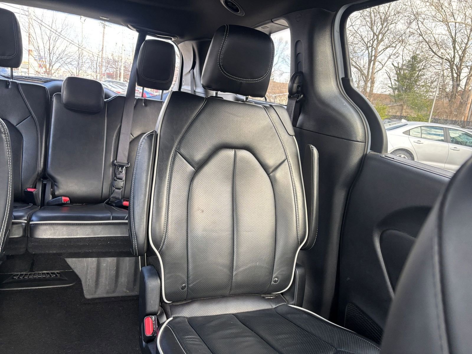 Used 2025 Chrysler Pacifica Limited image 39