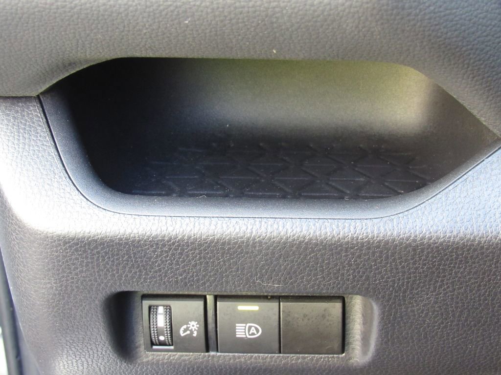 Certified 2025 Toyota RAV4 LE AWD/4WD image 31