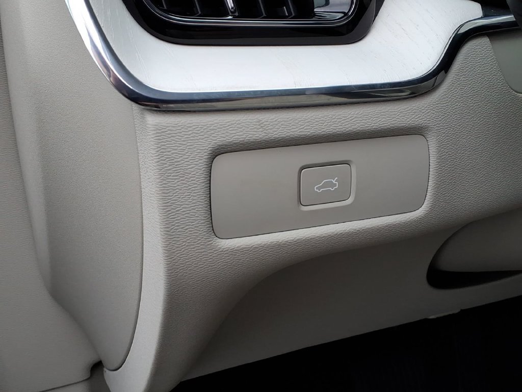 Certified 2026 Volvo XC60 B5 Ultra AWD/4WD image 11