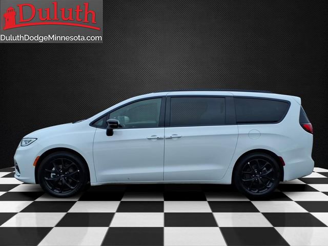 Used 2025 Chrysler Pacifica Limited FWD image 2
