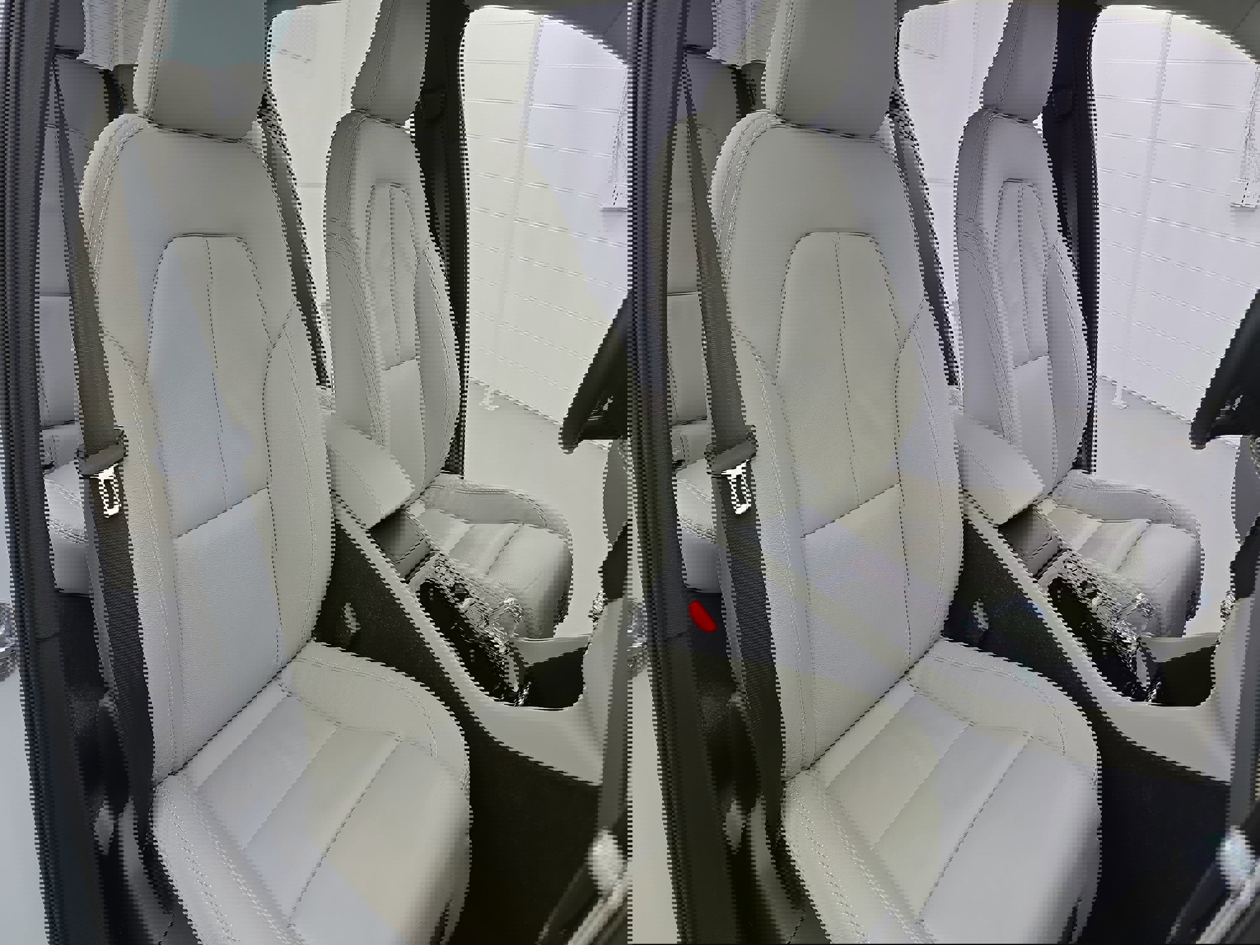 Used 2023 Volvo XC40 B4 Ultimate w/ Protection Package Premier image 10