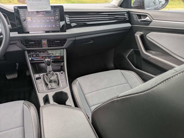 Certified 2025 Volkswagen Jetta SE FWD image 17