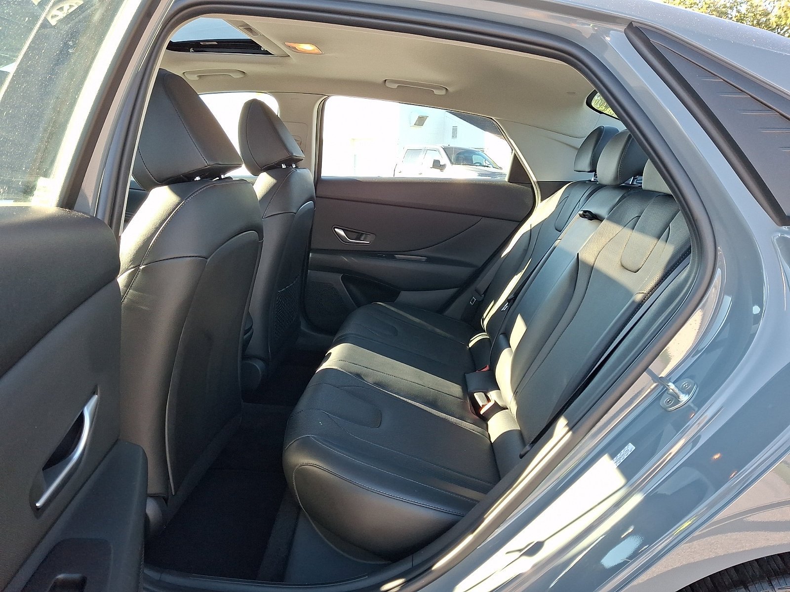 Used 2022 Hyundai Elantra Limited w/ Preferred Accessory Package FWD image 11