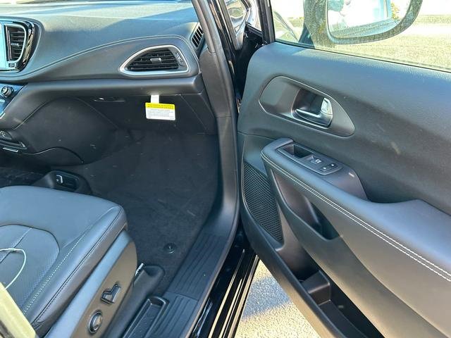 New 2026 Chrysler Pacifica Select image 29