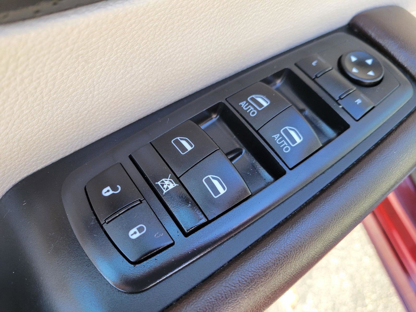 Used 2021 Chrysler Voyager LX image 7