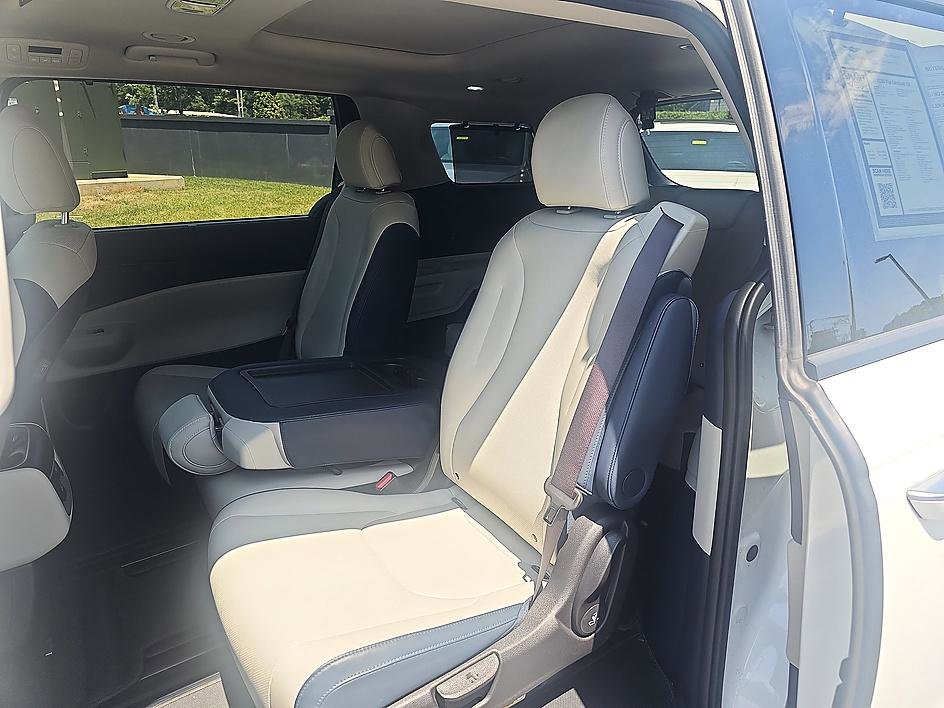 Used 2025 Kia Carnival SX FWD image 31