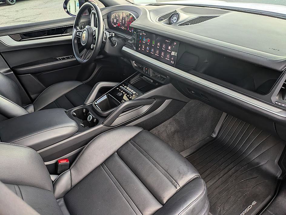 Used 2024 Porsche Cayenne image 40