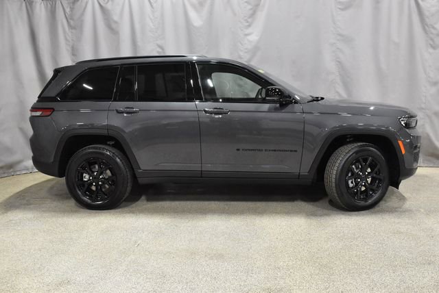 New 2025 Jeep Grand Cherokee Altitude image 3