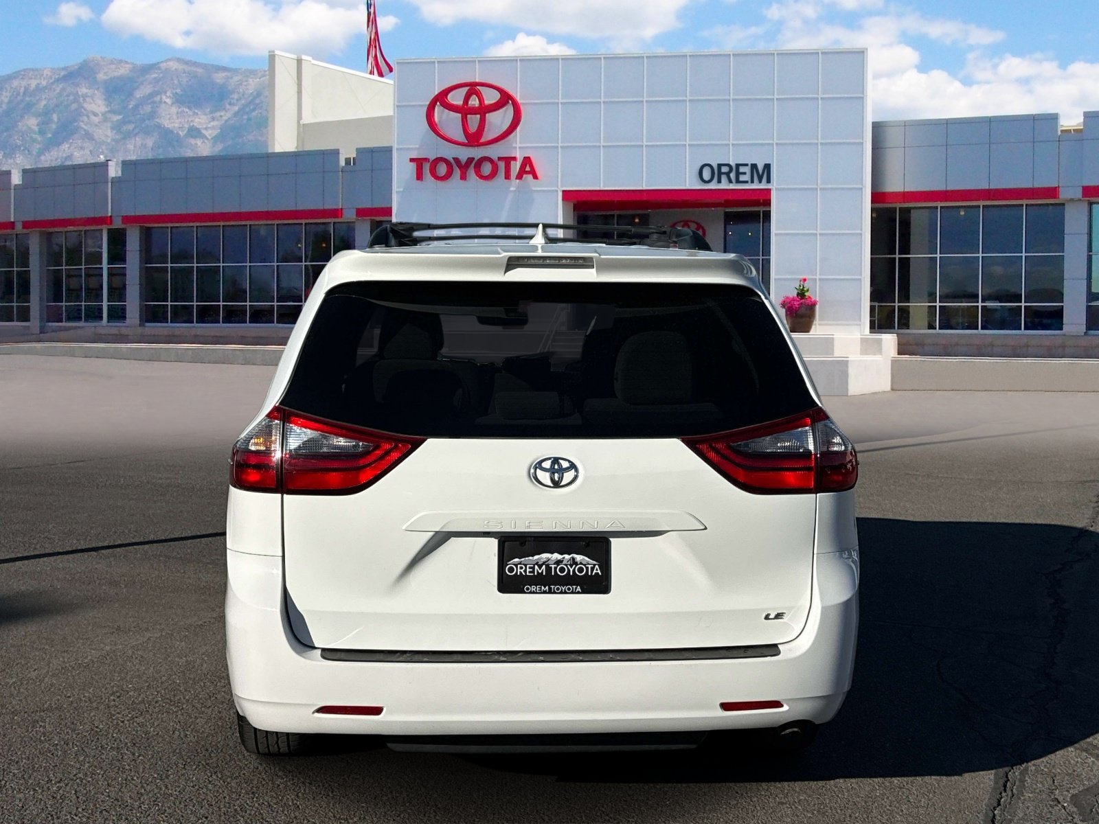 Used 2020 Toyota Sienna LE w/ LE Preferred Package FWD image 5
