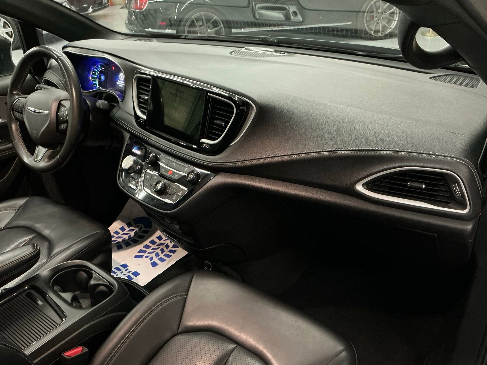 Used 2023 Chrysler Pacifica Touring-L w/ S Appearance Package image 12