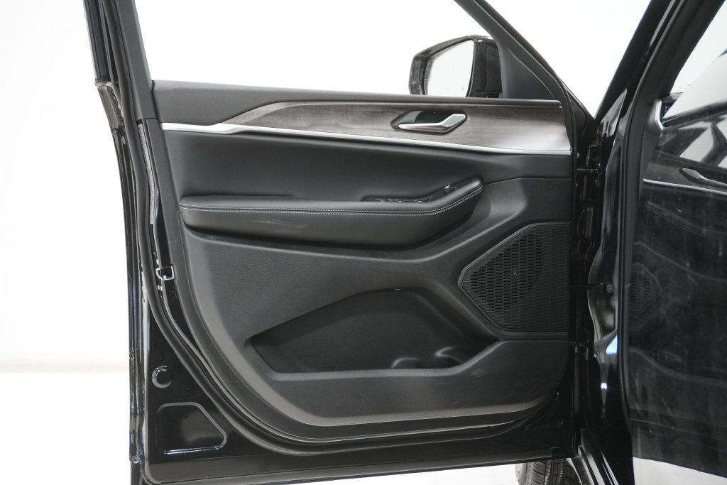 New 2026 Jeep Grand Cherokee Altitude AWD/4WD image 14