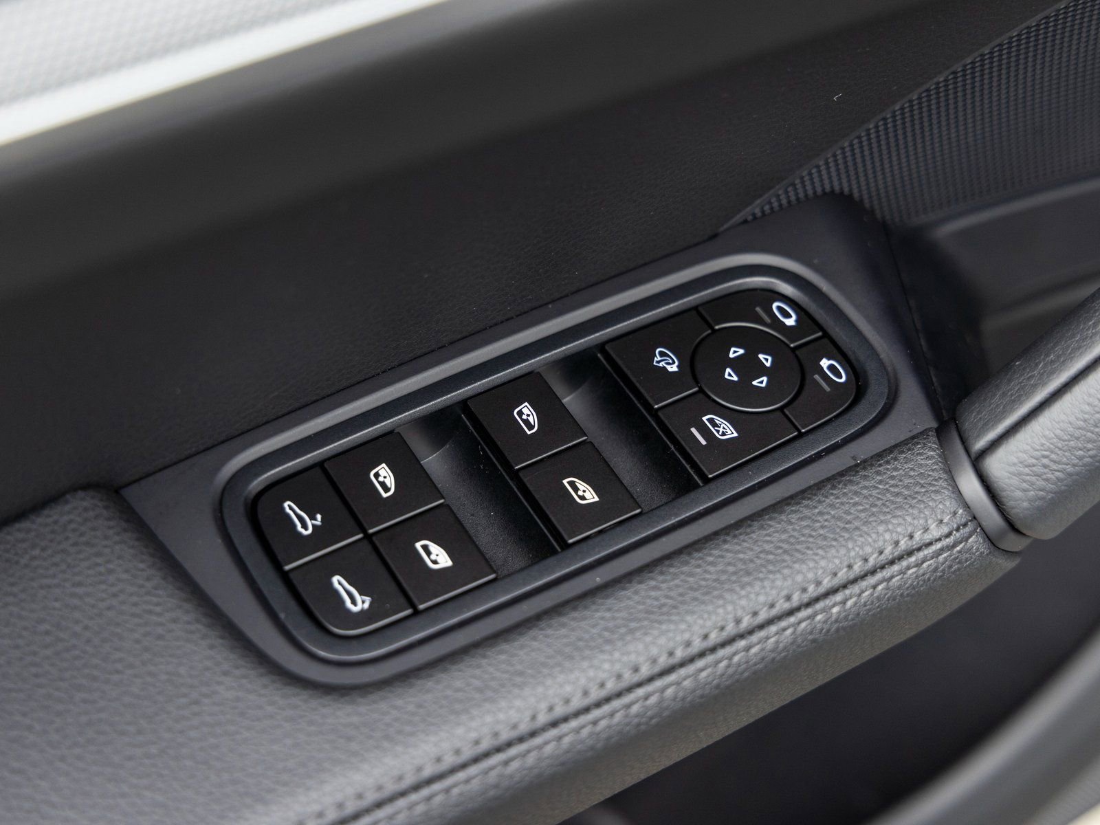 Certified 2025 Porsche Cayenne image 23