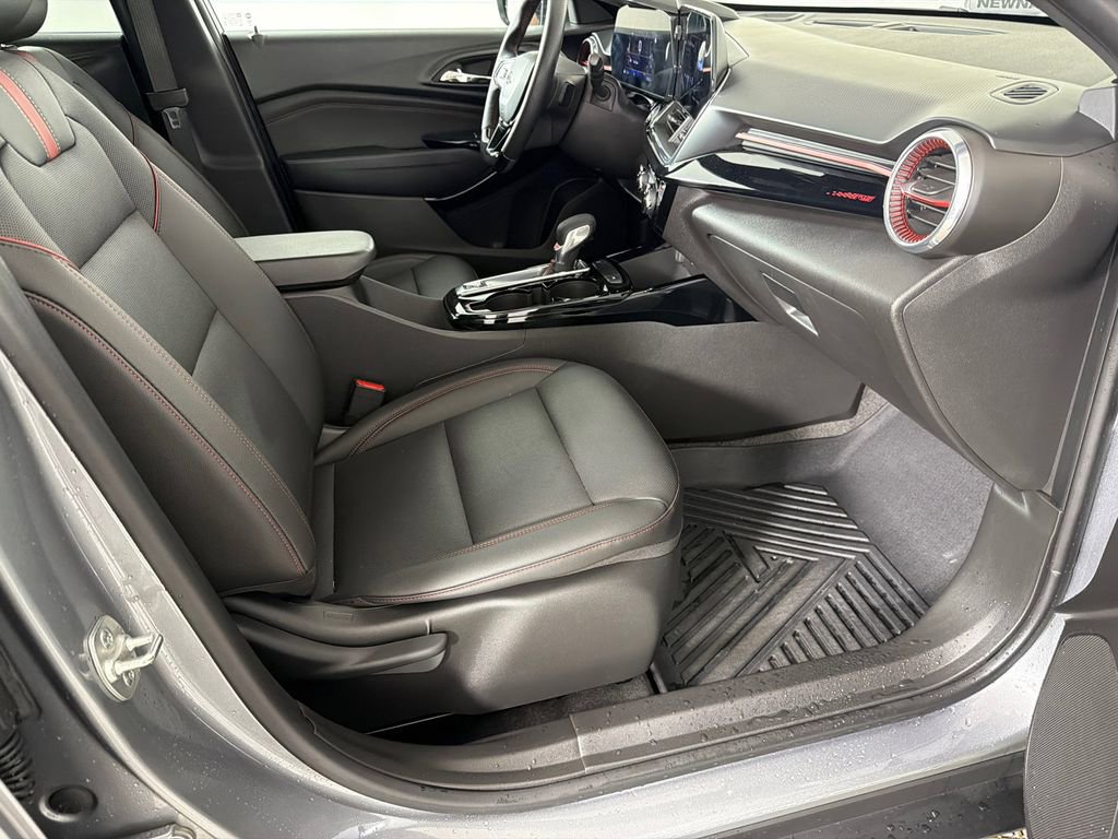 Used 2025 Chevrolet Trax RS w/ Driver Confidence Package FWD image 13