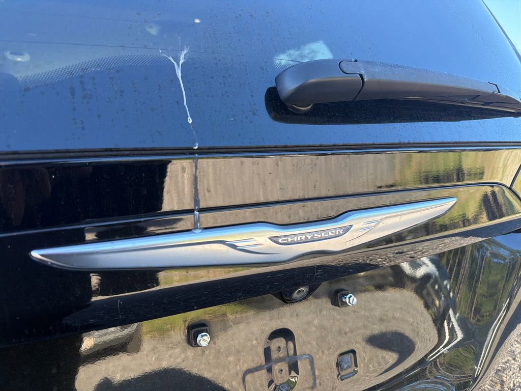 Used 2017 Chrysler Pacifica Touring-L w/ 13 Speaker Alpine Sound Group image 18