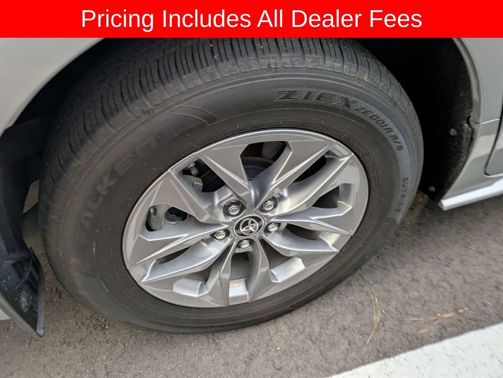Used 2024 Toyota Sienna XLE FWD image 9
