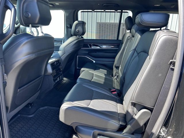 Used 2024 Jeep Wagoneer 4WD w/ Premium Group I image 12